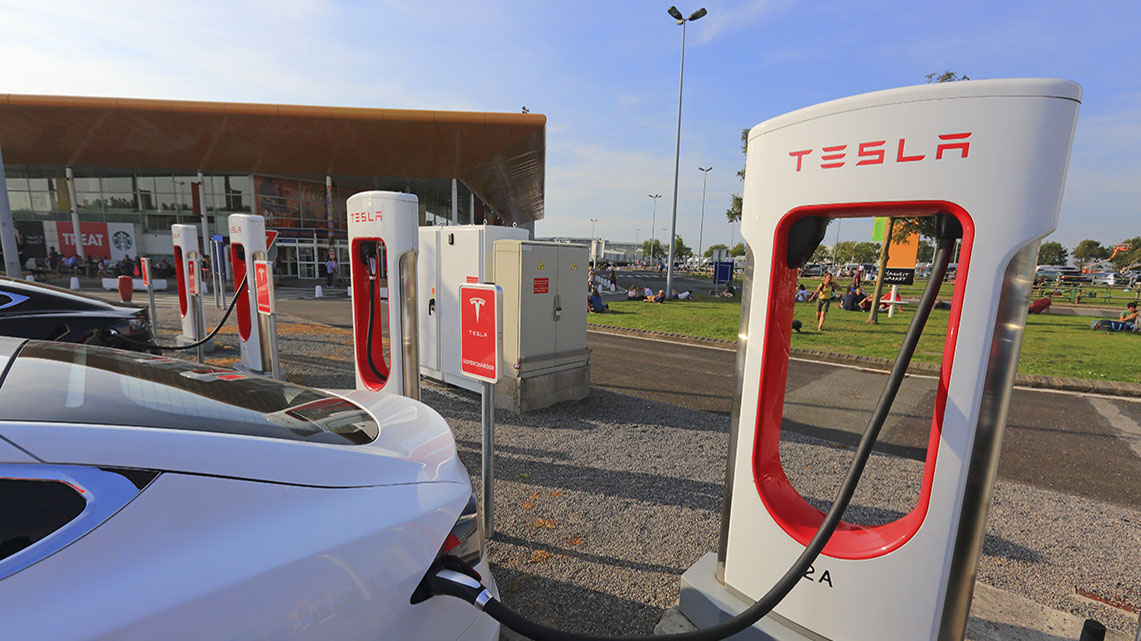 Histoire Getlink - 2015 - Mise à disposition de superchargeurs pour voitures electriques