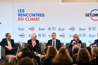 Photo des panélistes réunis autour de Yann Leriche le 24 avril 2024 pour la 3ème édition des Rencontres du Climat créé par Getlink dans le cadre de sa Chaire avec la Toulouse School of Economics. Cette 3 édition, organisée au Ministère de la Transition écologique et de la Cohésion des territoires, en présence du ministre Christophe Béchu, a permis aux panélistes (Yann Leriche, Gwendoline Cazenave, Directrice générale d’Eurostar, Anne Rigail, Directrice générale d’Air France et Henri Poupart-Lafarge, Président-Directeur général d’Alstom) d’échanger sur une série de moyens et solutions pour la décarbonation du transport pour tous.