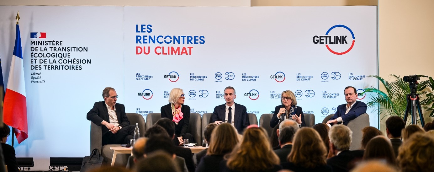Photo des panélistes réunis autour de Yann Leriche le 24 avril 2024 pour la 3ème édition des Rencontres du Climat créé par Getlink dans le cadre de sa Chaire avec la Toulouse School of Economics. Cette 3 édition, organisée au Ministère de la Transition écologique et de la Cohésion des territoires, en présence du ministre Christophe Béchu, a permis aux panélistes (Yann Leriche, Gwendoline Cazenave, Directrice générale d’Eurostar, Anne Rigail, Directrice générale d’Air France et Henri Poupart-Lafarge, Président-Directeur général d’Alstom) d’échanger sur une série de moyens et solutions pour la décarbonation du transport pour tous.