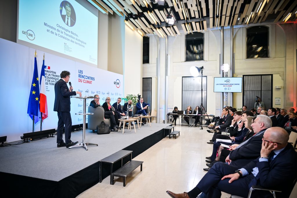 Photo of the scene with the Minister of the Environment, Christophe Béchu, at the talk, and the four speakers at the 4th edition of the Climate Talks: Yann Leriche, Anne Rigail, Gwendoline Cazenave and Henri Poupart-Lafarge.