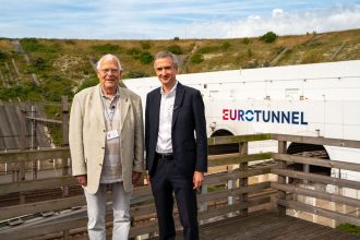 Joachim Neumann et Yann Leriche devant l&#039;entrée du Tunnel sous la Manche