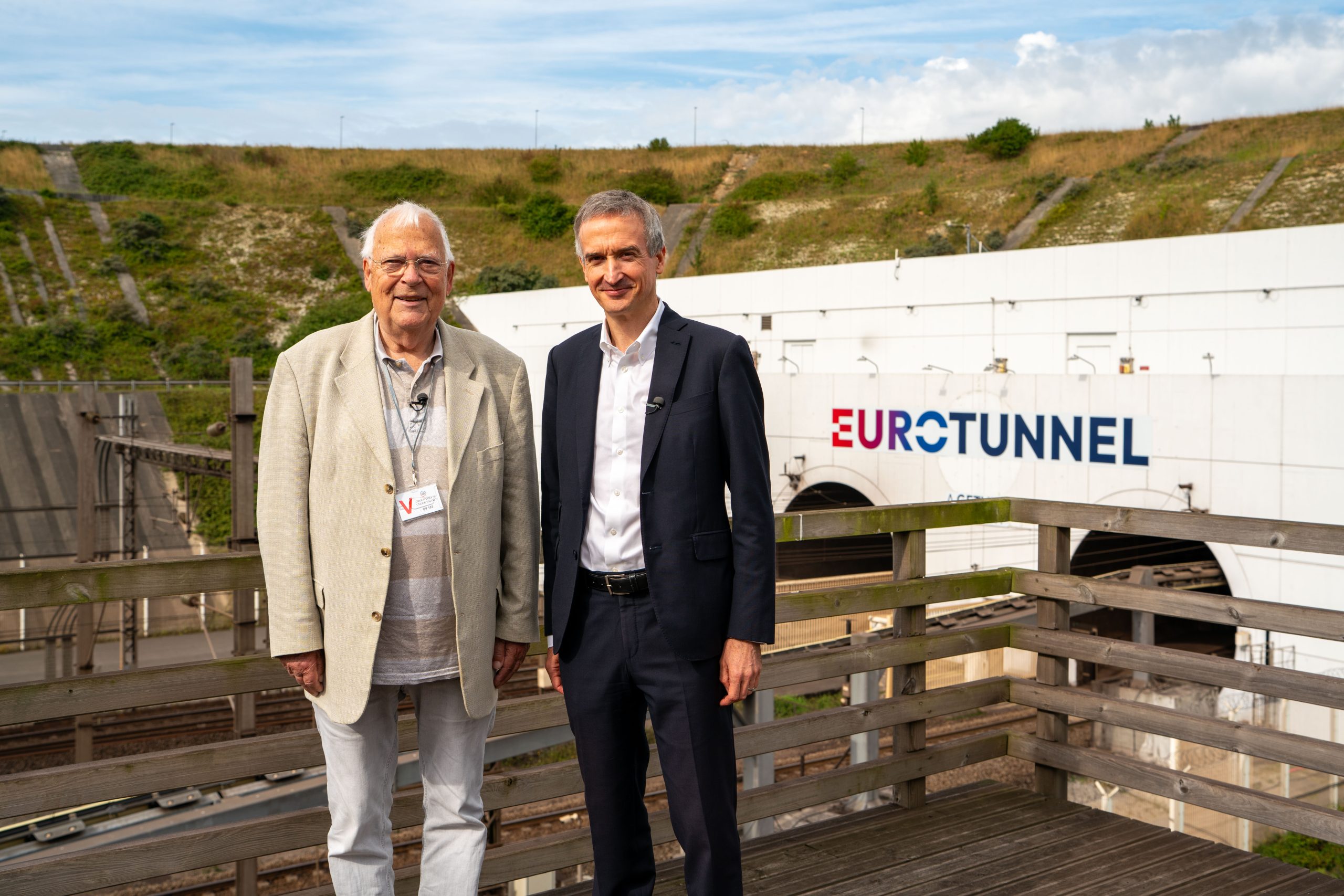 Joachim Neumann et Yann Leriche devant l'entrée du Tunnel sous la Manche